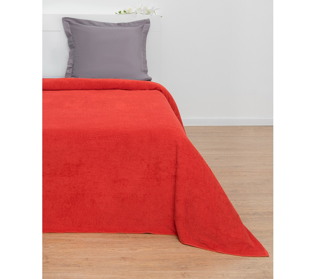 Махровое полотенца супербаня 100х180 бордового цвета в интерьере